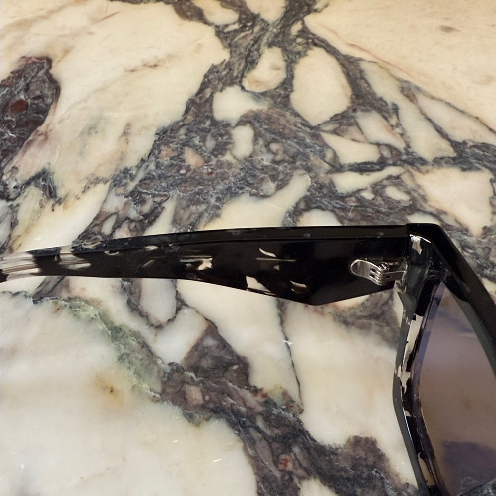 Black and White Tortoise Shell Sunglasses - Picture 4 of 7